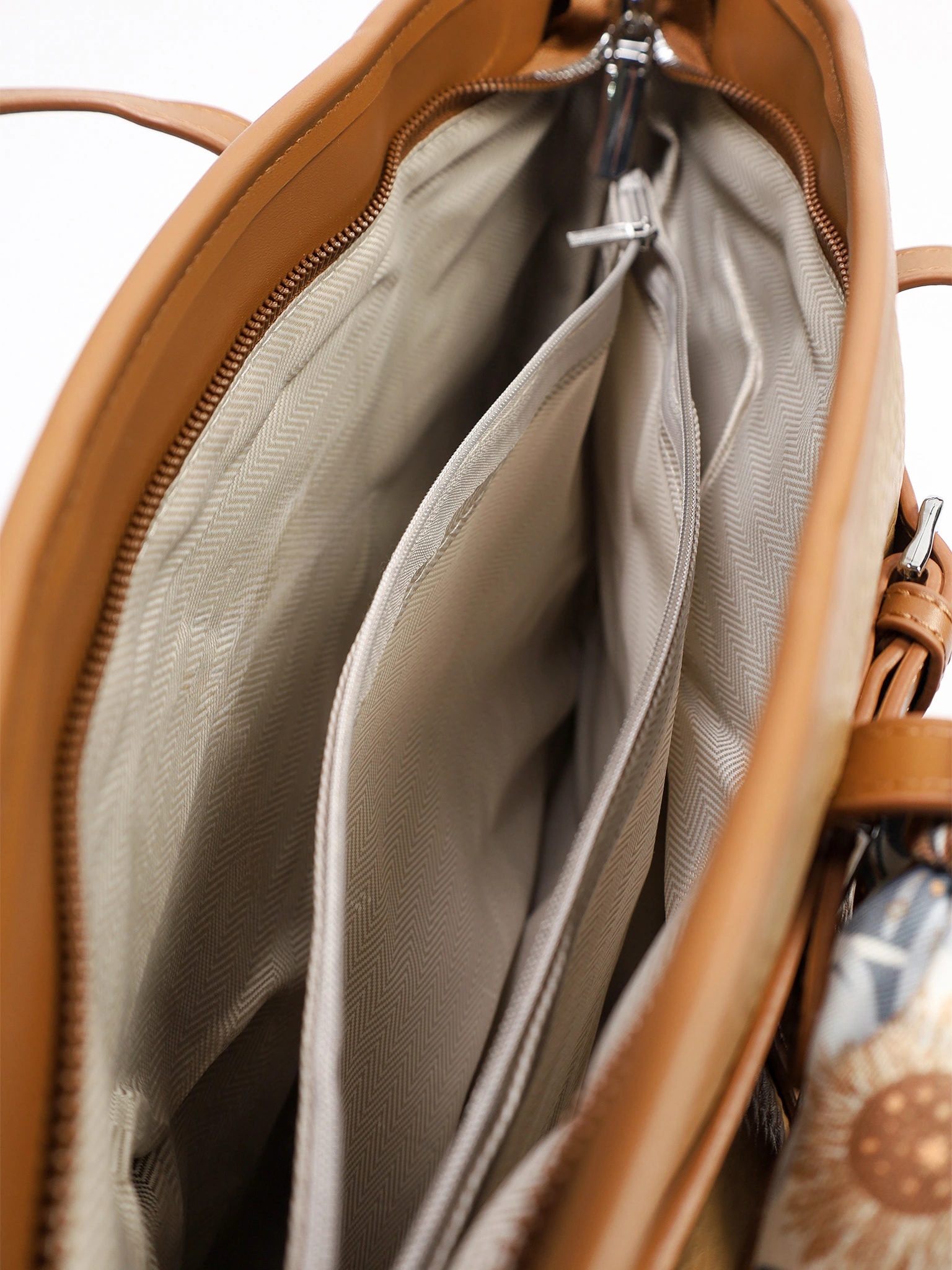 Сумка-тоут с контрастными ручками и ремешком с пряжкой в ассортименте